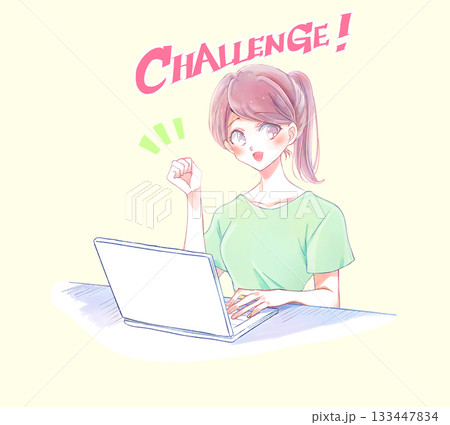 ノートパソコンを操作する私服の女性　笑顔　握りこぶし 133447834