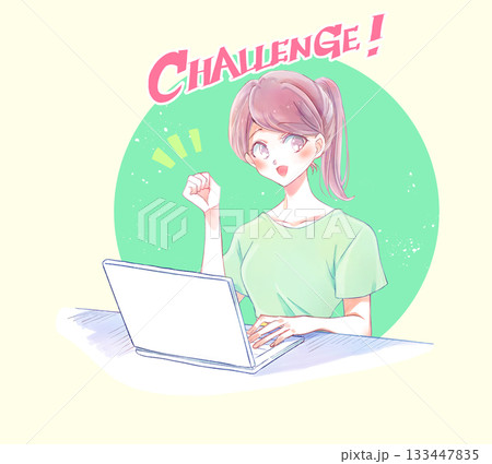 ノートパソコンを操作する私服の女性　笑顔　握りこぶし 133447835