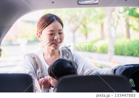 抱っこ紐をして車でお出かけをするお母さん 抱っこ紐をして車でお出かけをするお母さん 133447883