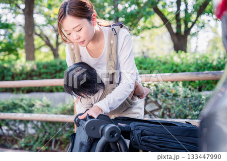 子どもと車でお出かけするお母さん 133447990