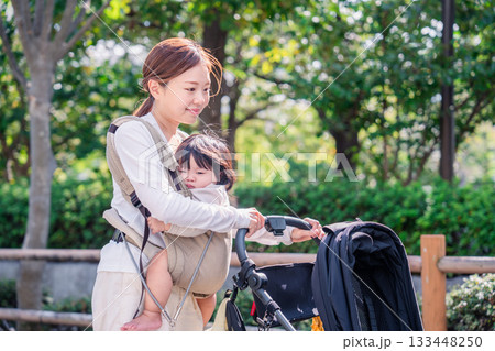 ベビーカーでお出かけをするお母さんと子ども 133448250