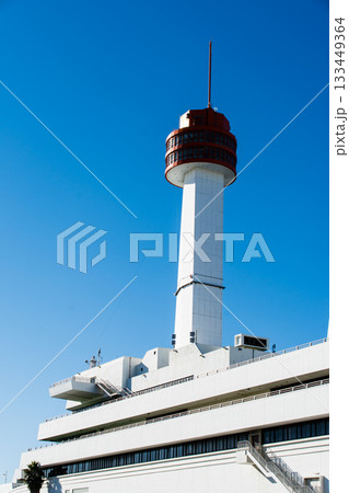 真っ青な青空とまぶしい日差しの下の白壁とオレンジ色の展望台の船の科学館の建物 真っ青な青空とまぶしい日差しの下の白壁とオレンジ色の展望台の船の科学館の建物 133449364