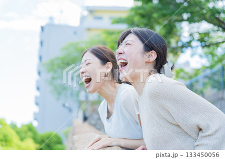 景色に感動して驚く女性の表情 景色に感動して驚く女性の表情 133450056