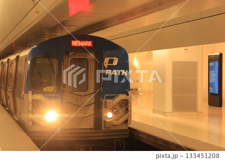 ニューヨーク冬の街並みとクリスマスイルミネーション観光風景、自由の女神、9.11メモリアル、地下鉄 ニューヨーク冬の街並みとクリスマスイルミネーション観光風景、自由の女神、9.11メモリアル、地下鉄 133451208