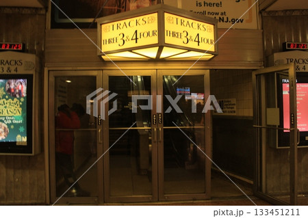 ニューヨーク冬の街並みとクリスマスイルミネーション観光風景、自由の女神、9.11メモリアル、地下鉄 133451211