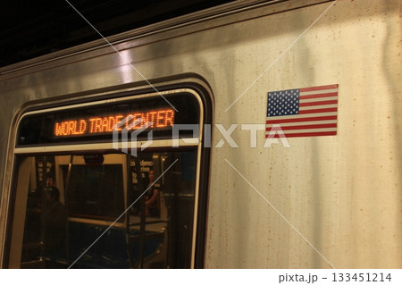 ニューヨーク冬の街並みとクリスマスイルミネーション観光風景、自由の女神、9.11メモリアル、地下鉄 133451214