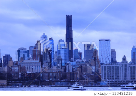 ニューヨーク冬の街並みとクリスマスイルミネーション観光風景、自由の女神、9.11メモリアル、地下鉄 133451219