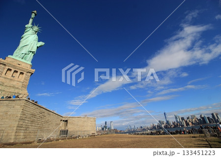 ニューヨーク冬の街並みとクリスマスイルミネーション観光風景、自由の女神、9.11メモリアル、地下鉄 133451223