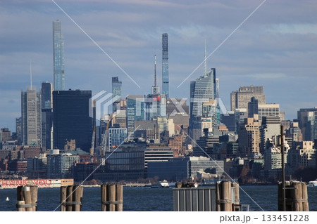 ニューヨーク冬の街並みとクリスマスイルミネーション観光風景、自由の女神、9.11メモリアル、地下鉄 133451228