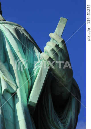 ニューヨーク冬の街並みとクリスマスイルミネーション観光風景、自由の女神、9.11メモリアル、地下鉄 133451233