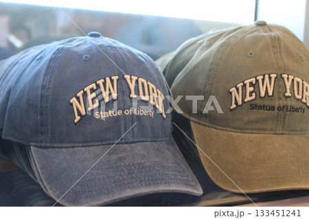 ニューヨーク冬の街並みとクリスマスイルミネーション観光風景、自由の女神、9.11メモリアル、地下鉄 133451241