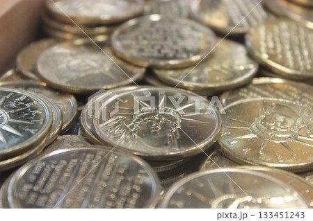 ニューヨーク冬の街並みとクリスマスイルミネーション観光風景、自由の女神、9.11メモリアル、地下鉄 133451243