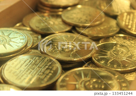 ニューヨーク冬の街並みとクリスマスイルミネーション観光風景、自由の女神、9.11メモリアル、地下鉄 133451244