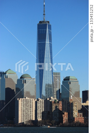 ニューヨーク冬の街並みとクリスマスイルミネーション観光風景、自由の女神、9.11メモリアル、地下鉄 133451252