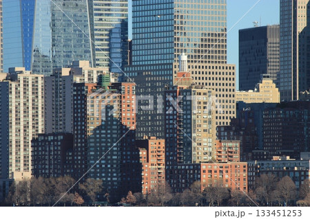 ニューヨーク冬の街並みとクリスマスイルミネーション観光風景、自由の女神、9.11メモリアル、地下鉄 133451253