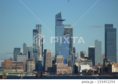 ニューヨーク冬の街並みとクリスマスイルミネーション観光風景、自由の女神、9.11メモリアル、地下鉄 133451254