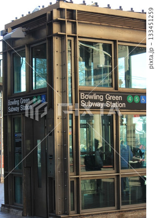 ニューヨーク冬の街並みとクリスマスイルミネーション観光風景、自由の女神、9.11メモリアル、地下鉄 133451259