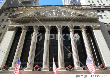 ニューヨーク冬の街並みとクリスマスイルミネーション観光風景、自由の女神、9.11メモリアル、地下鉄 ニューヨーク冬の街並みとクリスマスイルミネーション観光風景、自由の女神、9.11メモリアル、地下鉄 133451262