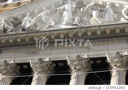 ニューヨーク冬の街並みとクリスマスイルミネーション観光風景、自由の女神、9.11メモリアル、地下鉄 133451263