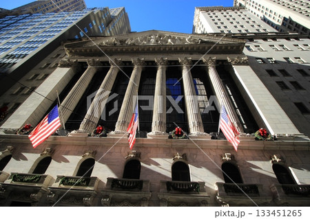 ニューヨーク冬の街並みとクリスマスイルミネーション観光風景、自由の女神、9.11メモリアル、地下鉄 133451265