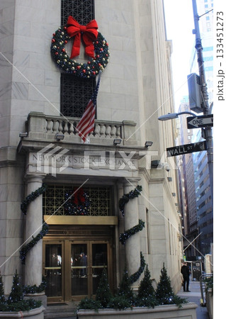 ニューヨーク冬の街並みとクリスマスイルミネーション観光風景、自由の女神、9.11メモリアル、地下鉄 133451273