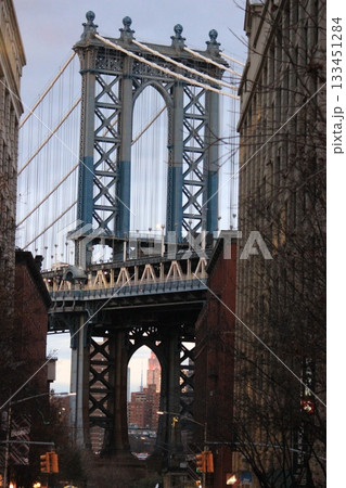 ニューヨーク冬の街並みとクリスマスイルミネーション観光風景、自由の女神、9.11メモリアル、地下鉄 133451284