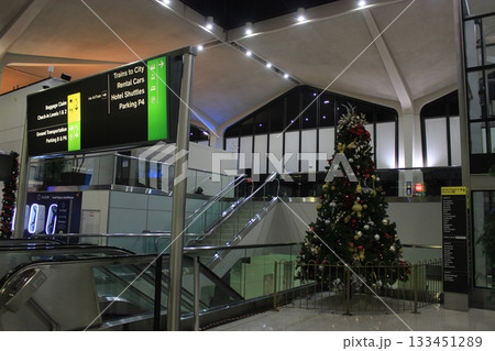 ニューヨーク冬の街並みとクリスマスイルミネーション観光風景、自由の女神、9.11メモリアル、地下鉄 133451289