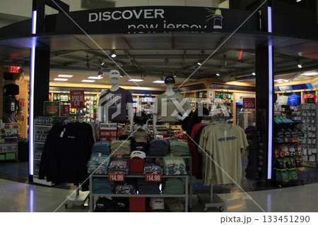 ニューヨーク冬の街並みとクリスマスイルミネーション観光風景、自由の女神、9.11メモリアル、地下鉄 133451290