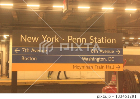 ニューヨーク冬の街並みとクリスマスイルミネーション観光風景、自由の女神、9.11メモリアル、地下鉄 133451291