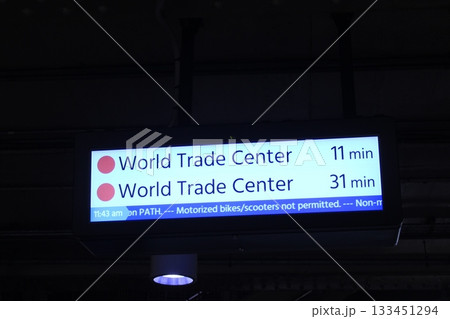 ニューヨーク冬の街並みとクリスマスイルミネーション観光風景、自由の女神、9.11メモリアル、地下鉄 133451294