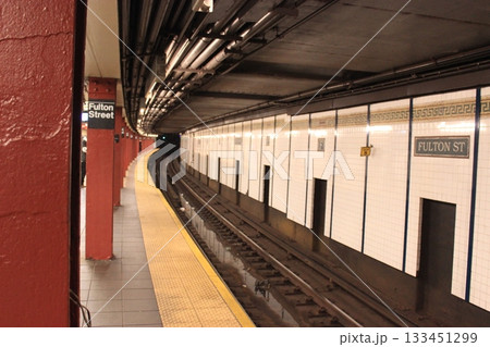 ニューヨーク冬の街並みとクリスマスイルミネーション観光風景、自由の女神、9.11メモリアル、地下鉄 133451299