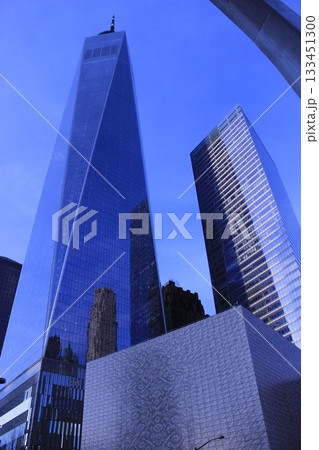 ニューヨーク冬の街並みとクリスマスイルミネーション観光風景、自由の女神、9.11メモリアル、地下鉄 133451300