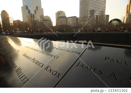ニューヨーク冬の街並みとクリスマスイルミネーション観光風景、自由の女神、9.11メモリアル、地下鉄 133451302