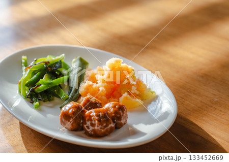 ミートボールと明太ポテト、ピーマンの副菜を盛り付けた朝食プレート ミートボールと明太ポテト、ピーマンの副菜を盛り付けた朝食プレート 133452669