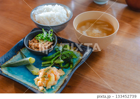 納豆と味噌汁、ごはんを中心にした和風の健康的な朝食 納豆と味噌汁、ごはんを中心にした和風の健康的な朝食 133452739