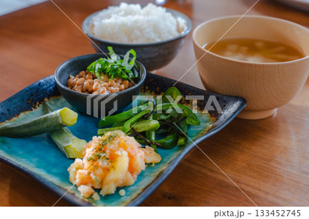 納豆と味噌汁、ごはんを中心にした和風の健康的な朝食 133452745