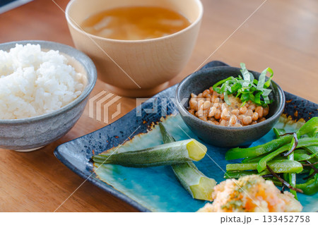 納豆と味噌汁、ごはんを中心にした和風の健康的な朝食 納豆と味噌汁、ごはんを中心にした和風の健康的な朝食 133452758