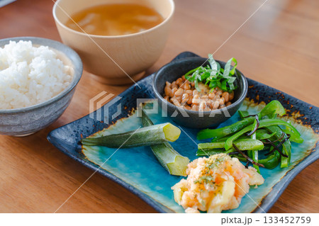 納豆と味噌汁、ごはんを中心にした和風の健康的な朝食 納豆と味噌汁、ごはんを中心にした和風の健康的な朝食 133452759