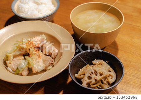 鶏肉とキャベツの煮物、れんこんのきんぴら、味噌汁を添えた家庭的な夕食 鶏肉とキャベツの煮物、れんこんのきんぴら、味噌汁を添えた家庭的な夕食 133452968
