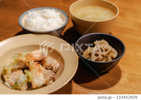 鶏肉とキャベツの煮物、れんこんのきんぴら、味噌汁を添えた家庭的な夕食 鶏肉とキャベツの煮物、れんこんのきんぴら、味噌汁を添えた家庭的な夕食 133452970