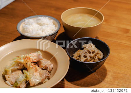 鶏肉とキャベツの煮物、れんこんのきんぴら、味噌汁を添えた家庭的な夕食 鶏肉とキャベツの煮物、れんこんのきんぴら、味噌汁を添えた家庭的な夕食 133452971