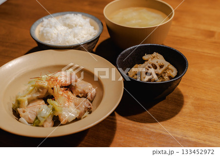 鶏肉とキャベツの煮物、れんこんのきんぴら、味噌汁を添えた家庭的な夕食 鶏肉とキャベツの煮物、れんこんのきんぴら、味噌汁を添えた家庭的な夕食 133452972