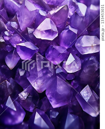 紫色のアメジストを背景にしたクローズアップ 133453031