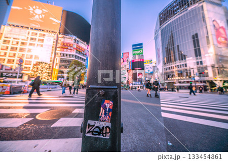 日本の東京都市景観剥がされたシール…早くも2枚目…。早朝の渋谷、幸福な時間…人影は少ない＝8時11分 133454861