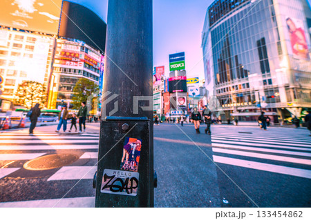 日本の東京都市景観剥がされたシール…早くも2枚目…。早朝の渋谷、幸福な時間…人影は少ない=8時11分 日本の東京都市景観剥がされたシール…早くも2枚目…。早朝の渋谷、幸福な時間…人影は少ない=8時11分 133454862