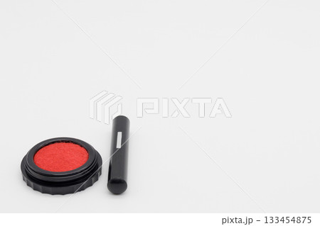 白い背景に置かれた印鑑と朱肉 133454875