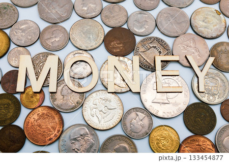 コインの上に置かれた「MONEY」の文字 コインの上に置かれた「MONEY」の文字 133454877
