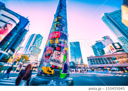 日本の東京都市景観シール…奥の柱は剥がされたが…。早朝の渋谷、人影は少ない＝渋谷、8時10分 133455045