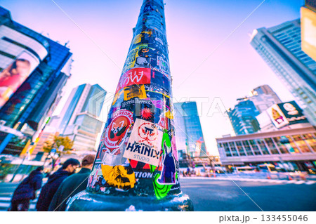 日本の東京都市景観シール…奥の柱は剥がされたが…。早朝の渋谷、人影は少ない＝渋谷、8時10分 133455046