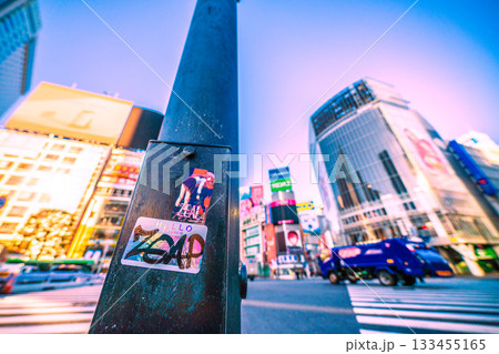 日本の東京都市景観剥がされたシール…早くも2枚目…。動きだした早朝の渋谷、人影は少ない=8時11分 日本の東京都市景観剥がされたシール…早くも2枚目…。動きだした早朝の渋谷、人影は少ない=8時11分 133455165